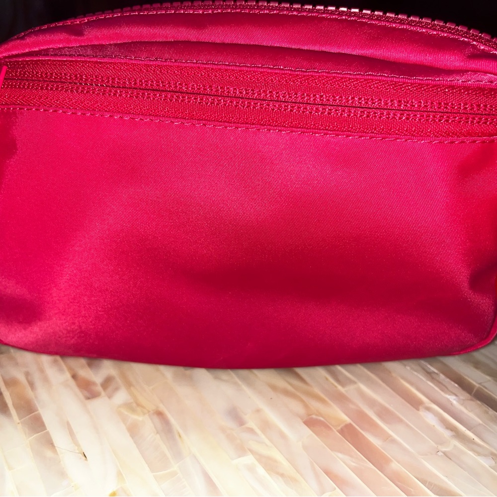 Lululemon Everywhere Belt Bag 1L - Vibrant Red - Picture 3 of 6